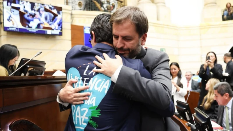 Senadores de bancadas rivales se abrazan para rechazar al atentado contra exalcalde de Jamundí