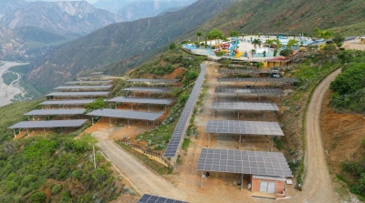 Avanza instalación de paneles solares que alimentarán el telesférico y el acuaparque de Panachi