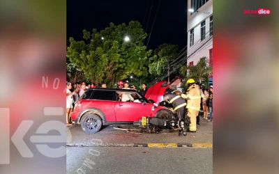 Aparatoso accidente en Girón dejó tres heridos y una motocicleta debajo de un Mini Cooper