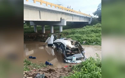 ¡Tragedia en el vallenato! Bus de Kbeto Zuleta cayó desde un puente y murieron dos músicos