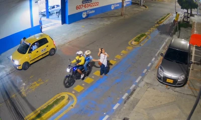 Dos delincuentes en moto arrastran a una mujer para robarle el bolso en Bucaramanga