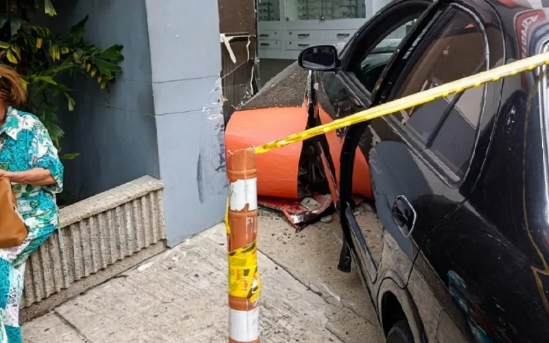Adulta mayor intentó evitar una multa por mal parqueo y arrolló a un alférez en Floridablanca