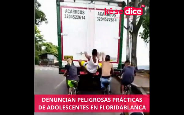 Adolescentes se cuelgan de un camión en Floridablanca