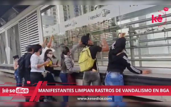 Manifestantes limpian rastros de vandalismo en Bucaramanga